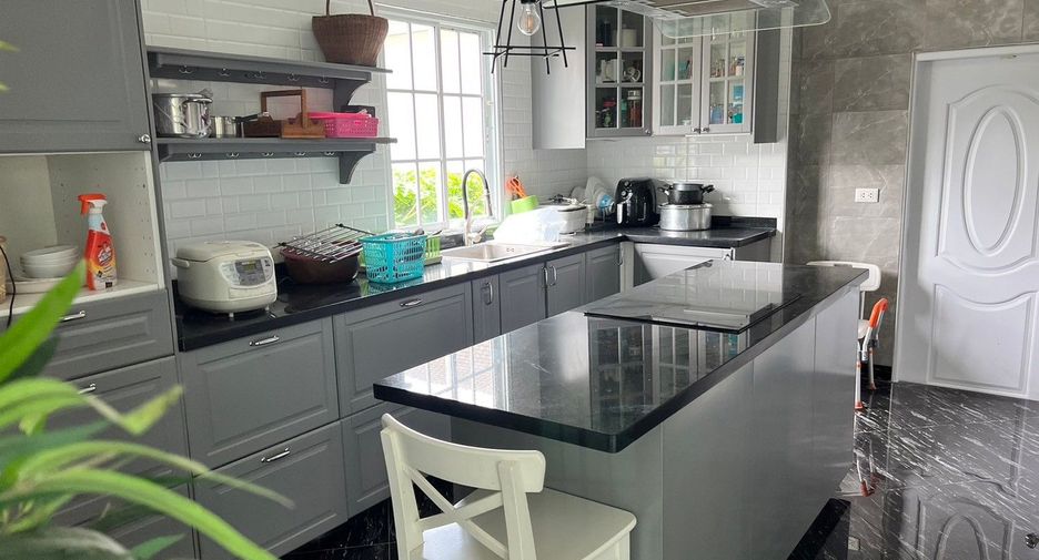 For sale 5 bedrooms house in Pluak Daeng, Rayong