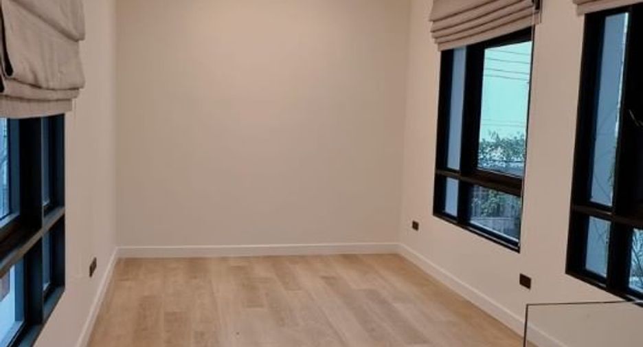 Casa en alquiler y en venta de 3 habitaciones en Watthana, Bangkok