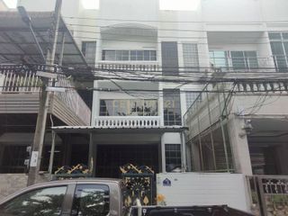 For rent 3 bed townhouse in Bang Kho Laem, Bangkok