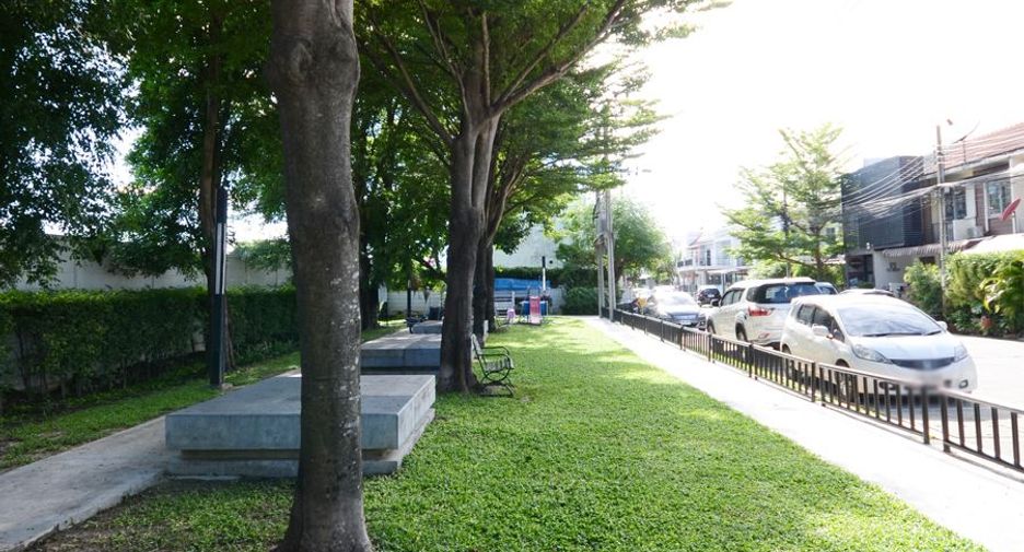 For sale 4 bedrooms townhouse in Lat Phrao, Bangkok