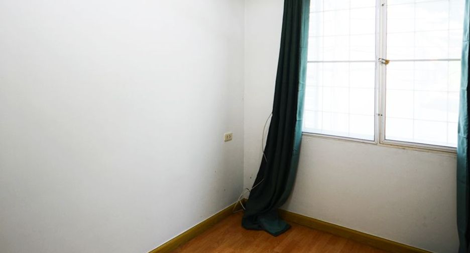 For sale 4 bedrooms townhouse in Lat Phrao, Bangkok