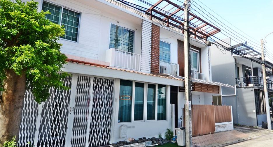 For sale 4 bedrooms townhouse in Lat Phrao, Bangkok