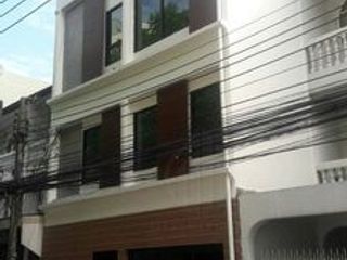 For rent 10 bed retail Space in Watthana, Bangkok