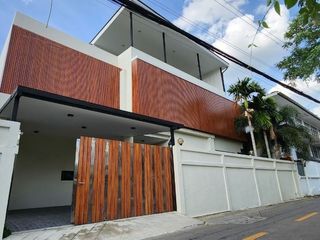 Casa en alquiler de 3 habitaciones en Watthana, Bangkok