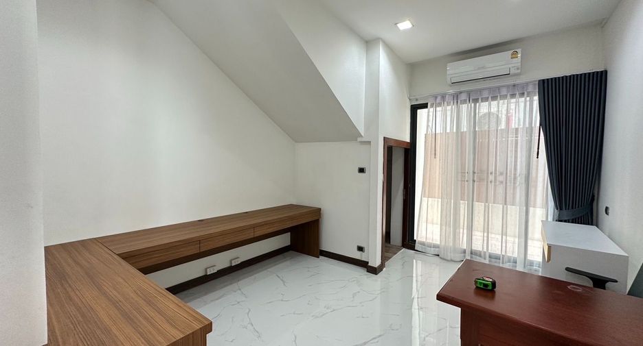 Casa en alquiler de 3 habitaciones en Watthana, Bangkok