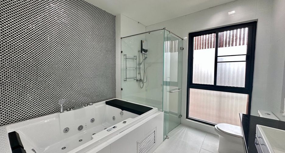 Casa en alquiler de 3 habitaciones en Watthana, Bangkok