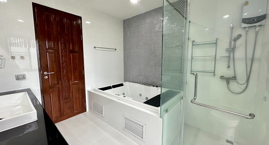 Casa en alquiler de 3 habitaciones en Watthana, Bangkok