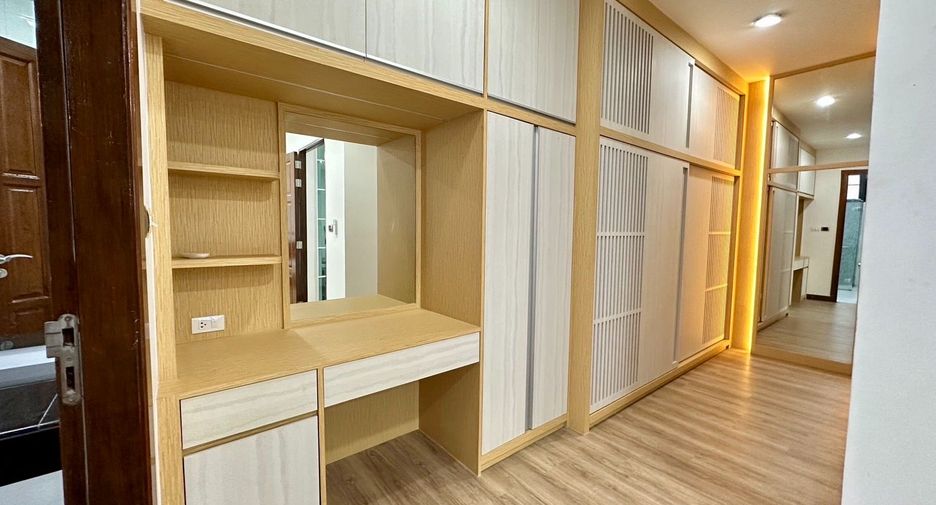 Casa en alquiler de 3 habitaciones en Watthana, Bangkok