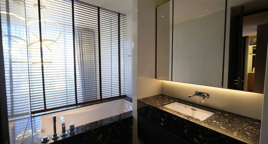 For sale そして for rent 2 ベッドルーム condo in Khlong Toei, Bangkok
