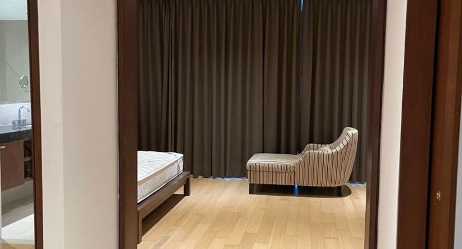 For rent 4 bedrooms condo in Pathum Wan, Bangkok