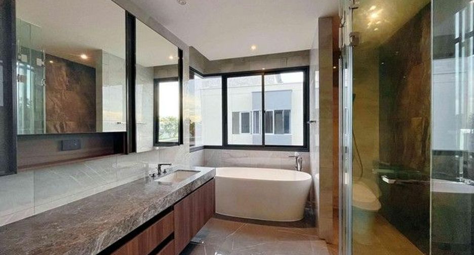 For sale 7 bedrooms house in Mueang Samut Prakan, Samut Prakan