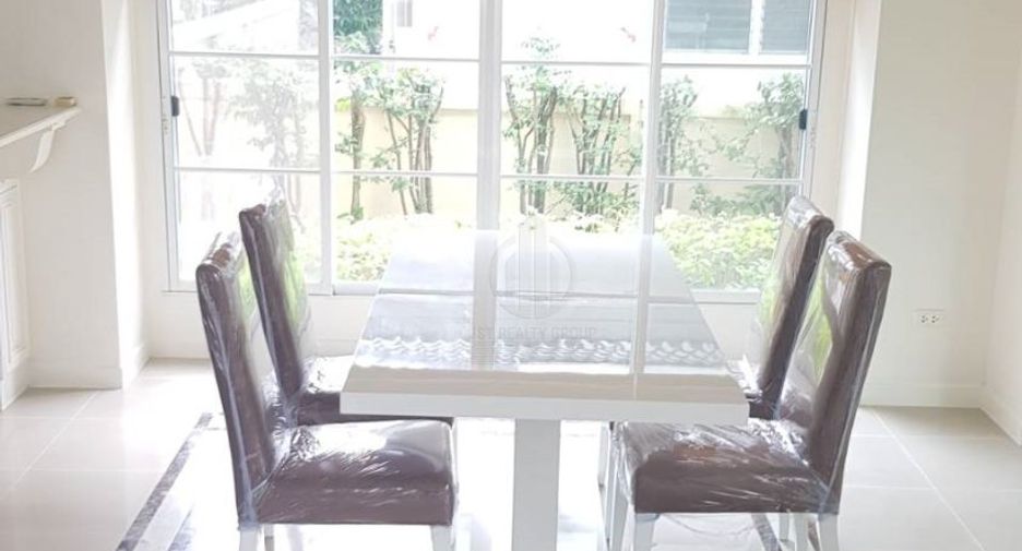 Casa en venta de 3 habitaciones en Phra Khanong, Bangkok