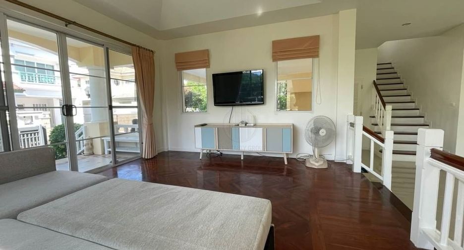 Casa en venta de 3 habitaciones en Phra Khanong, Bangkok