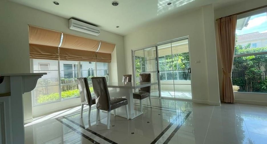 Casa en venta de 3 habitaciones en Phra Khanong, Bangkok