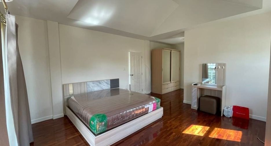 Casa en venta de 3 habitaciones en Phra Khanong, Bangkok