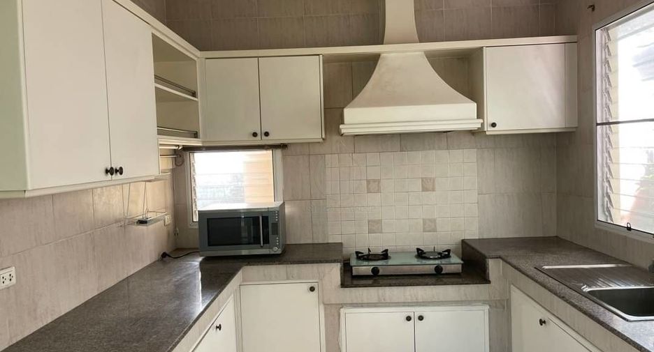 Casa en venta de 3 habitaciones en Phra Khanong, Bangkok