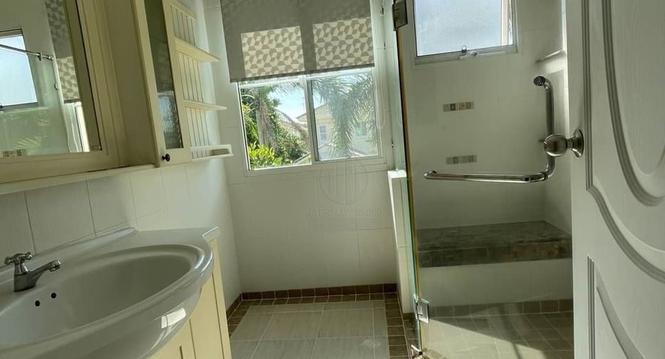 Casa en venta de 3 habitaciones en Phra Khanong, Bangkok