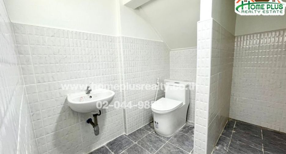 For sale 4 bedrooms townhouse in Bang Khen, Bangkok