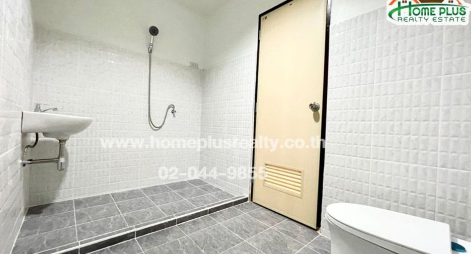 For sale 4 bedrooms townhouse in Bang Khen, Bangkok