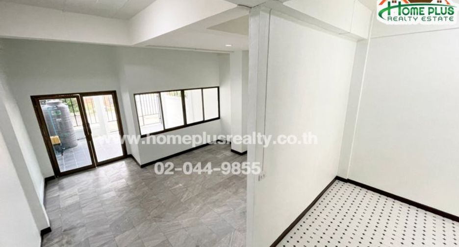 For sale 4 bedrooms townhouse in Bang Khen, Bangkok