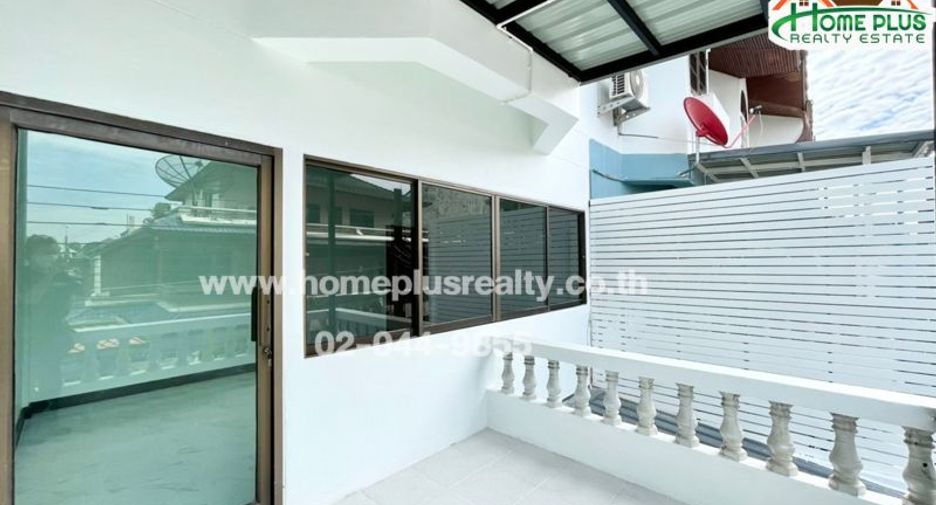For sale 4 bedrooms townhouse in Bang Khen, Bangkok