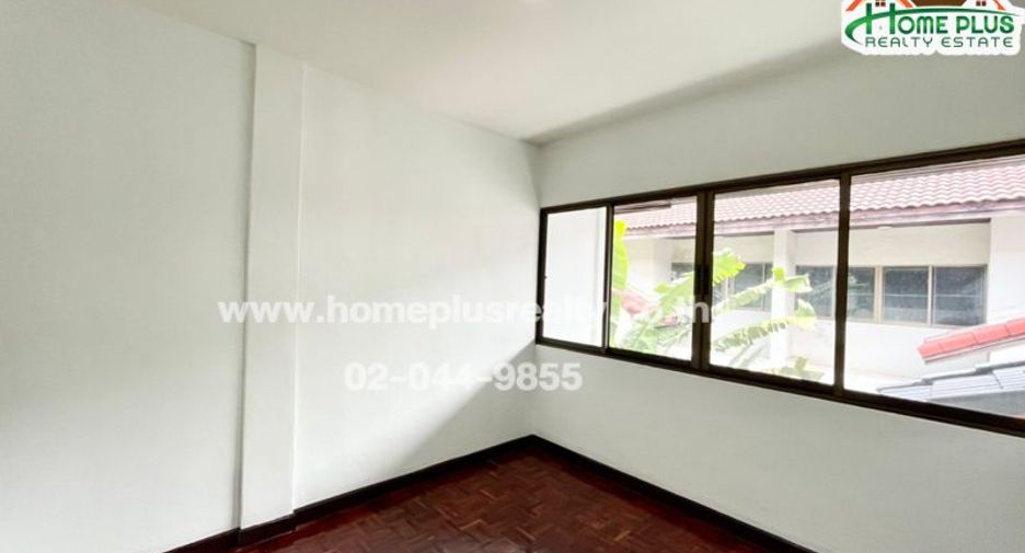 For sale 4 bedrooms townhouse in Bang Khen, Bangkok