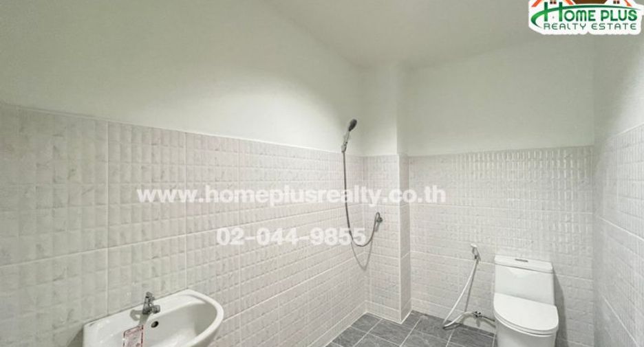 For sale 4 bedrooms townhouse in Bang Khen, Bangkok