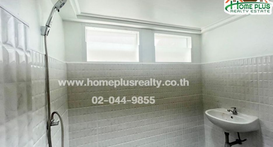 For sale 4 bedrooms townhouse in Bang Khen, Bangkok
