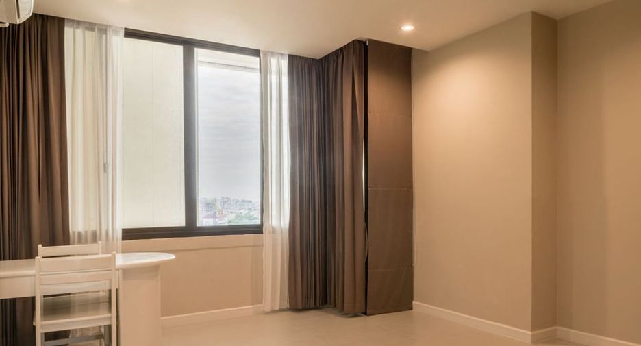 For rent 3 bedrooms condo in Bang Rak, Bangkok