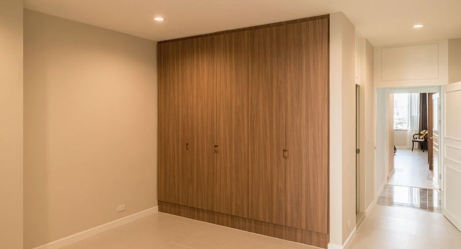 For rent 3 bedrooms condo in Bang Rak, Bangkok