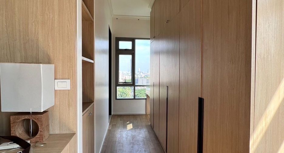 Condo en alquiler de 3 habitaciones en Khlong Toei, Bangkok