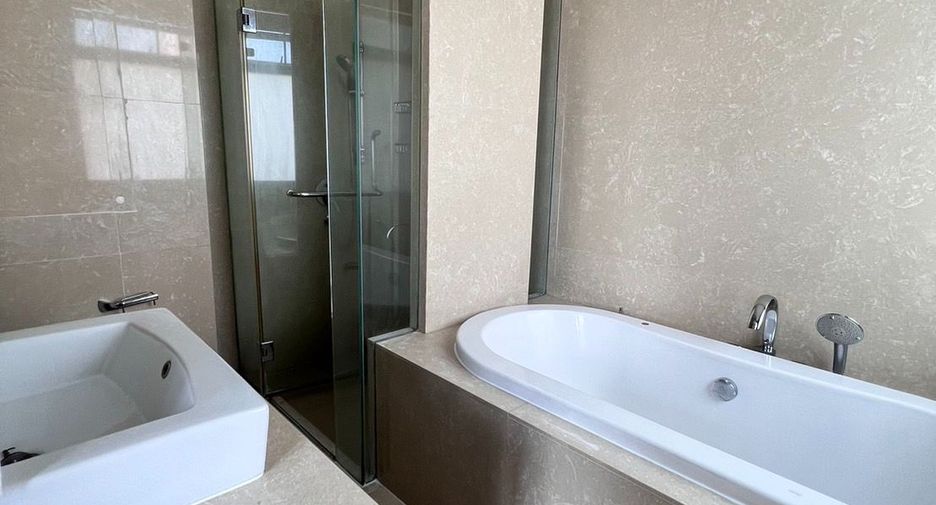 Condo en alquiler de 3 habitaciones en Khlong Toei, Bangkok