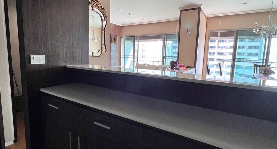Condo en alquiler de 3 habitaciones en Khlong Toei, Bangkok