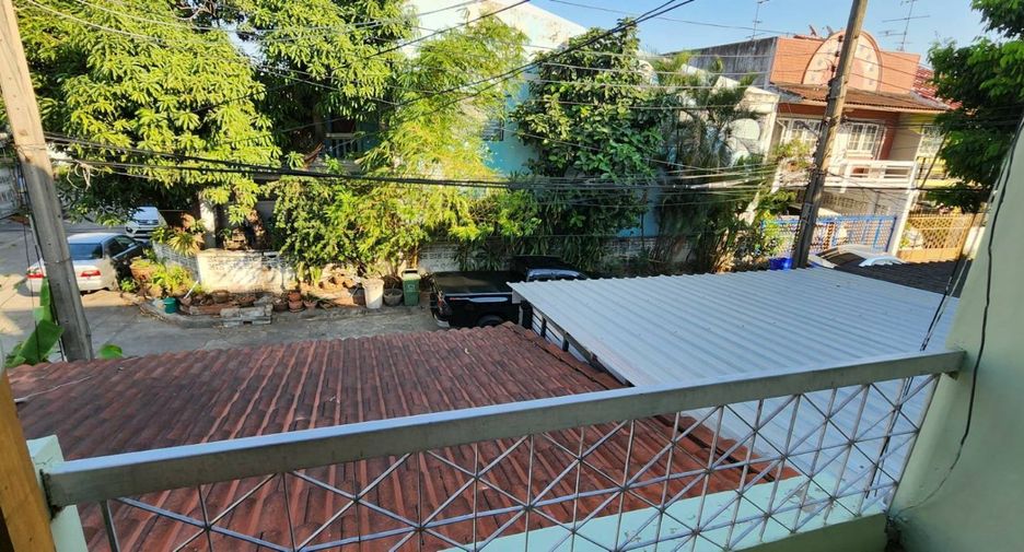 For sale 3 bed townhouse in Bang Na, Bangkok