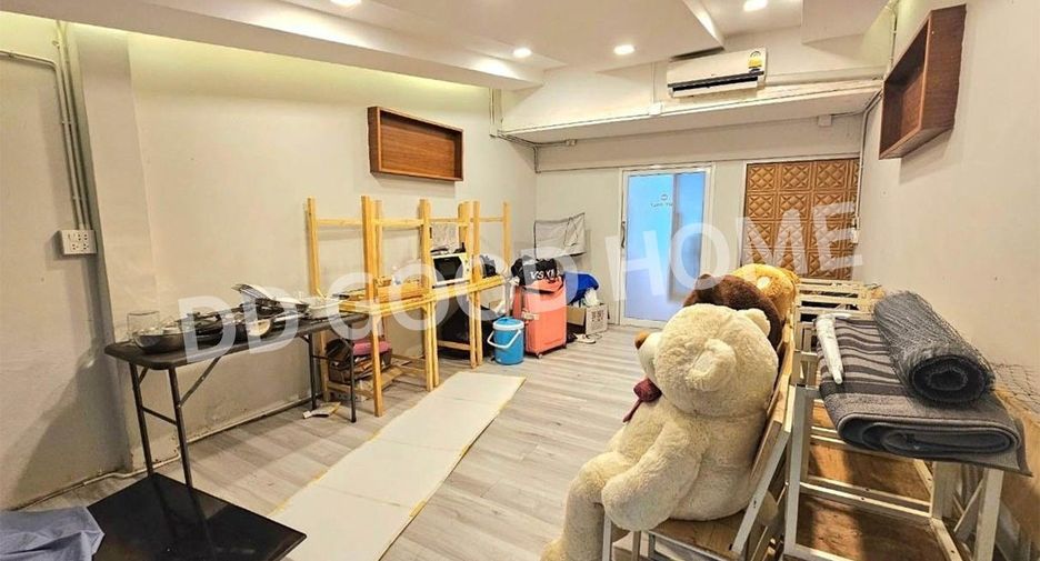 Local comercial en venta de 5 habitaciones en Sam Phran, Nakhon Pathom