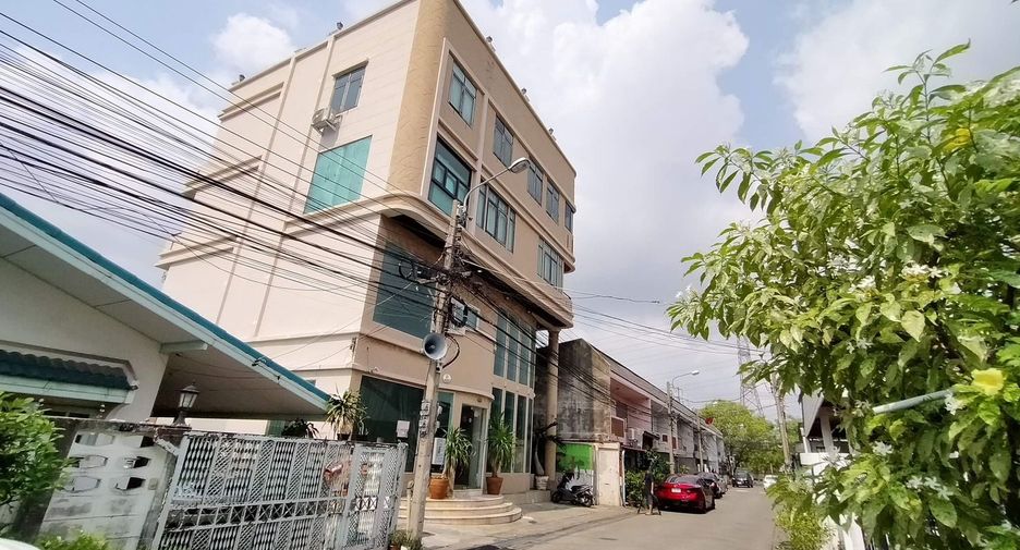 For sale 4 Beds retail Space in Chatuchak, Bangkok