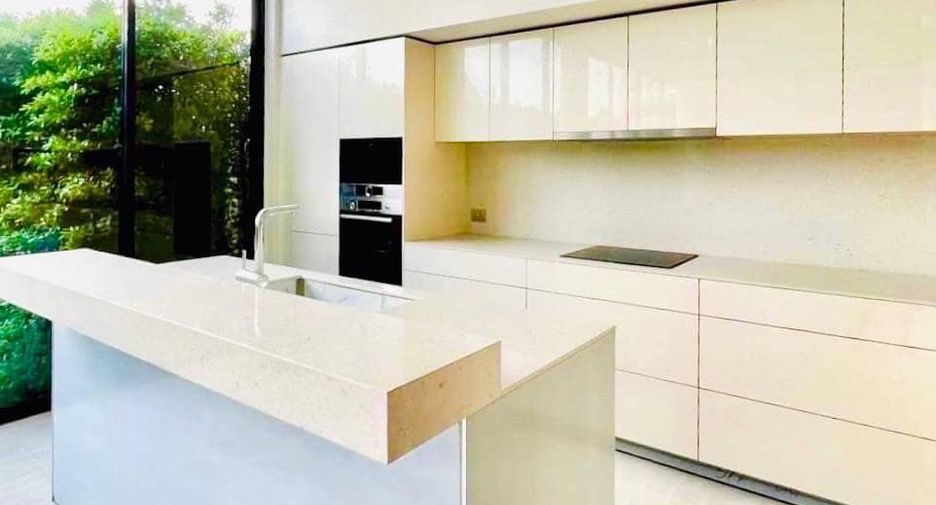 For sale 5 ベッドルーム house in Huai Khwang, Bangkok
