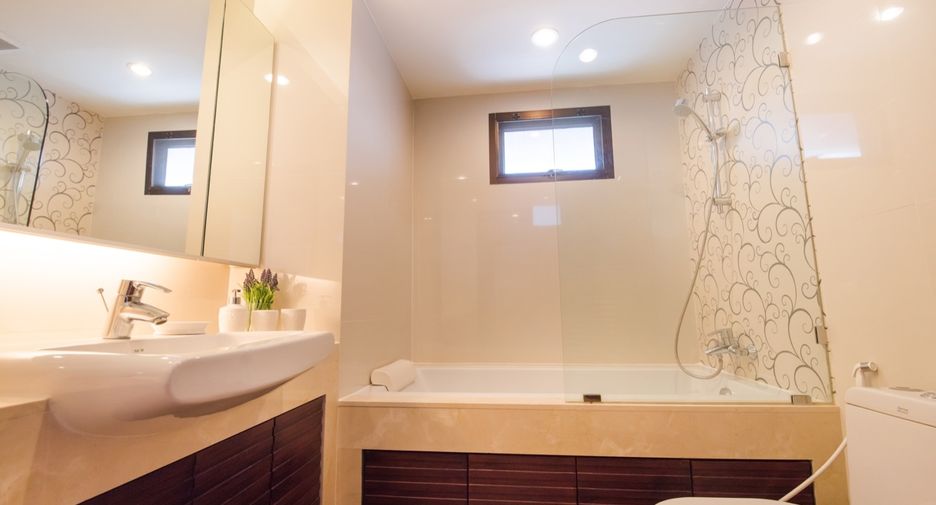 Condo en alquiler de 2 habitaciones en Khlong Toei, Bangkok