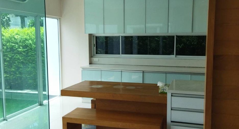 Casa en alquiler de 3 habitaciones en Prawet, Bangkok