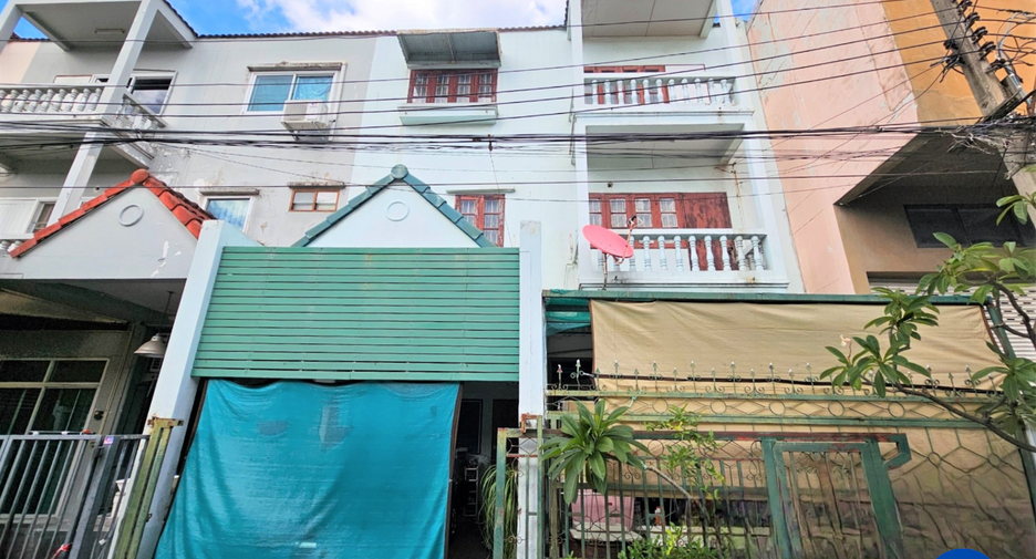 For sale 5 bed townhouse in Wang Thonglang, Bangkok
