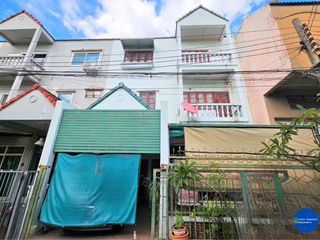 For sale 5 bed townhouse in Wang Thonglang, Bangkok