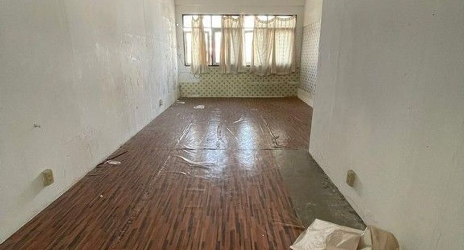 For sale 2 bedrooms retail Space in Lat Phrao, Bangkok