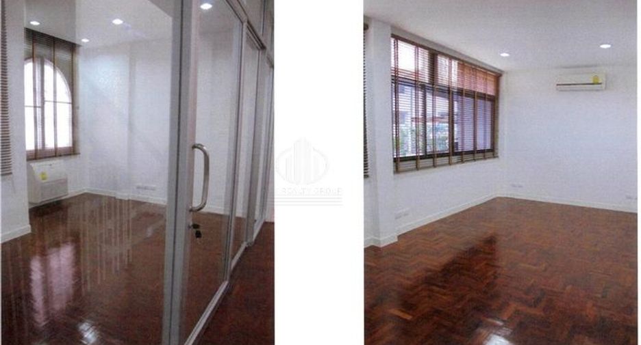 For rent 3 bedrooms townhouse in Watthana, Bangkok