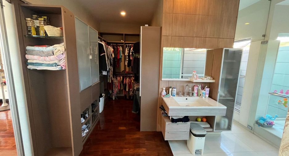 For sale 5 bedrooms house in Mueang Samut Prakan, Samut Prakan