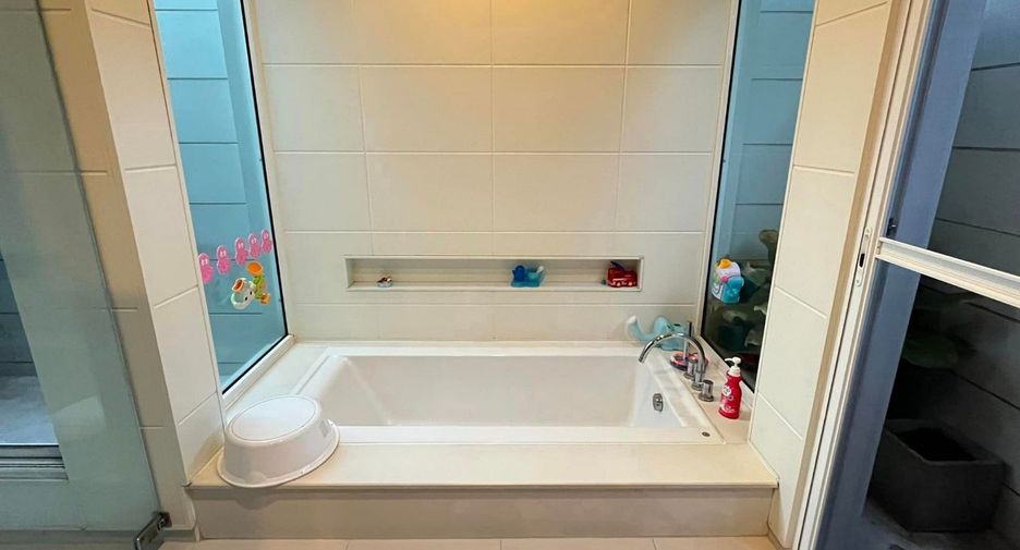 For sale 5 bedrooms house in Mueang Samut Prakan, Samut Prakan