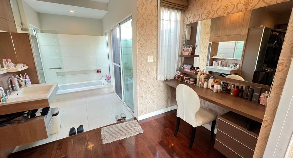 For sale 5 bedrooms house in Mueang Samut Prakan, Samut Prakan