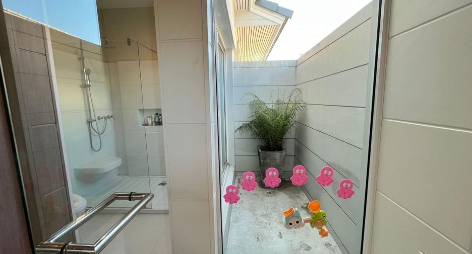 For sale 5 bedrooms house in Mueang Samut Prakan, Samut Prakan