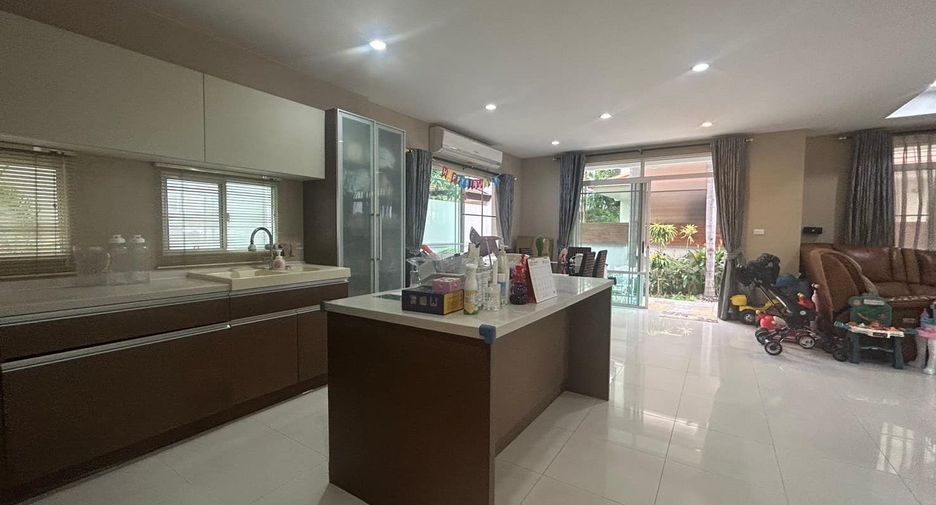 For sale 5 bedrooms house in Mueang Samut Prakan, Samut Prakan