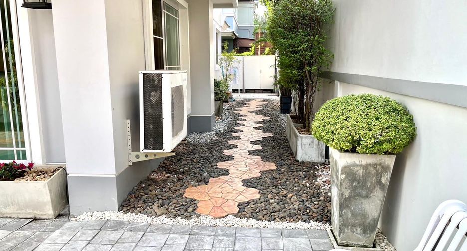 For sale 5 bedrooms house in Mueang Samut Prakan, Samut Prakan
