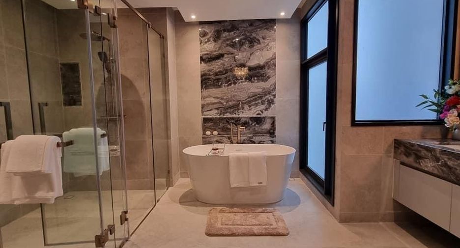 For sale 4 bedrooms house in Suan Luang, Bangkok